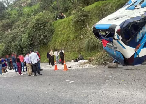 Volcamiento de bus en Alaus� deja seis personas heridas