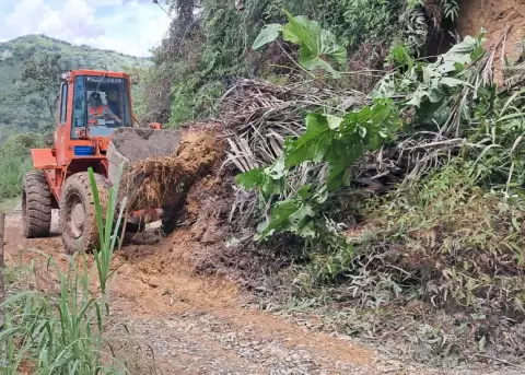 Deslizamientos de tierra afectan v�as y a�slan comunidades en Nanegal