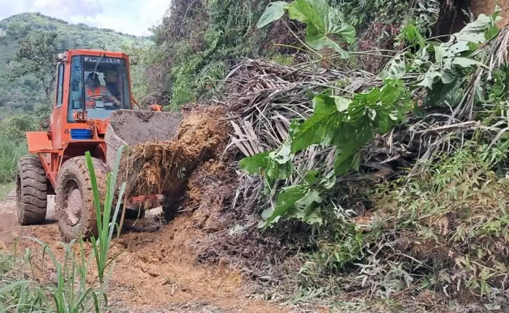Deslizamientos de tierra afectan v�as y a�slan comunidades en Nanegal