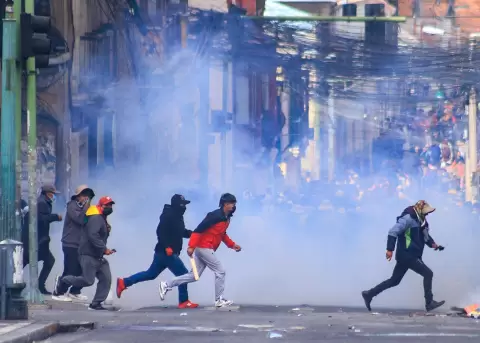Manifestantes se enfrenta con la Polic�a durante una protesta, en la que exigen la renuncia del presidente Rodrigo Paz este lunes, en La Paz (Bolivia)