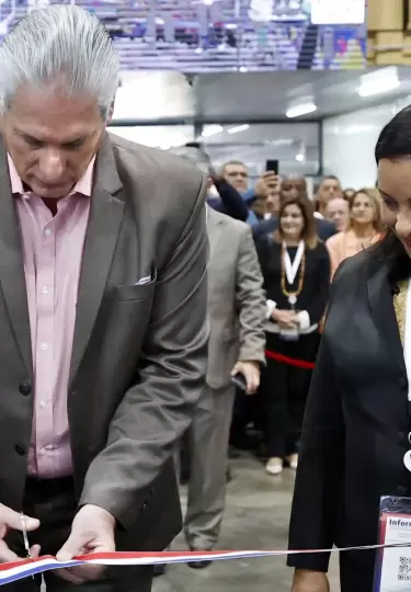 Miguel Diaz-Canel, junto a su ministra de comunicaciones, Mayra Arevich Mar�n, quien fue sancionada por el Departamento del Tesoro de EE.UU..