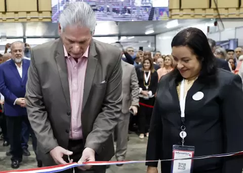 Miguel Diaz-Canel, junto a su ministra de comunicaciones, Mayra Arevich Mar�n, quien fue sancionada por el Departamento del Tesoro de EE.UU..