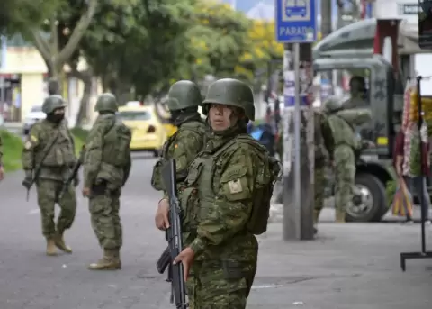 Militares en Quito.