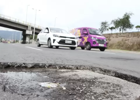 Baches a lo largo de la Ruta Viva ponen en riesgo a quienes circulan por esta importante v�a de Quito.