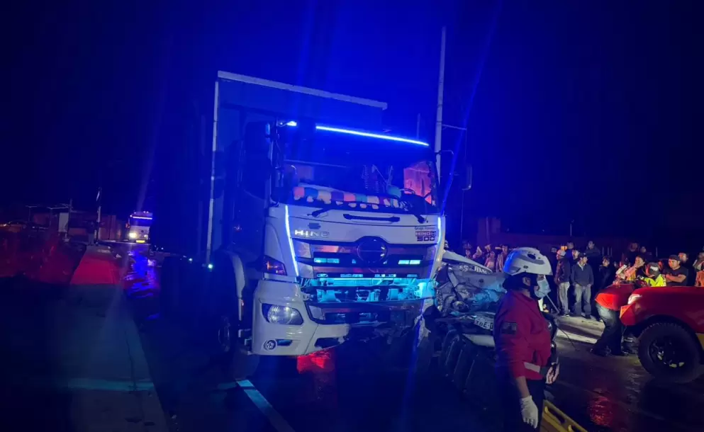 Un muerto y dos heridos deja el choque de una camioneta y un cami�n en Guano