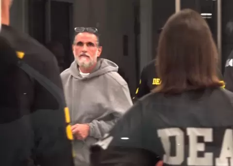 Alex Saab escoltado por agentes de la DEA a su llegada al aeropuerto de Opa-locka, en el condado de Miami-Dade (EE.UU.).
