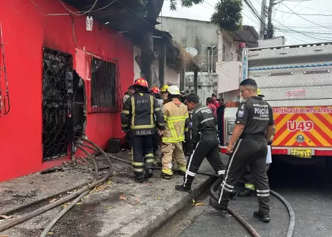 Cinco personas fallecieron tras el incendio en una vivienda en Guayaquil.