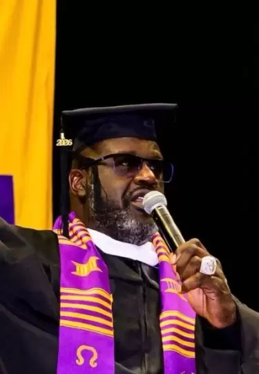 Shaquille O'Neal termin� sus estudios de maestr�a.