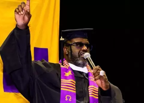 Shaquille O'Neal termin� sus estudios de maestr�a.
