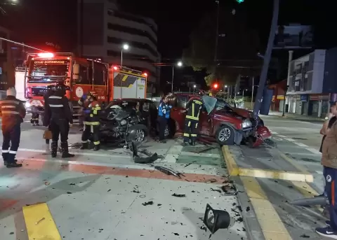 Un choque se registr� la madrugada de este viernes 22 de mayo de 2026 en la Av. 10 de agosto y Col�n, en el centro norte de Quito.