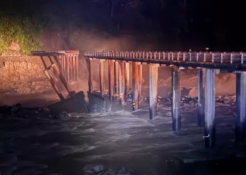 Parte del dique permeable qued� destruido por la fuerza del agua este 21 de mayo de 2026.