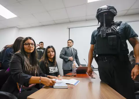 Las hijas del excandidato presidencial Fernando Villavicencio, Amanda (c) y Tamia Villavicencio (i), el 03 de septiembre de 2025.
