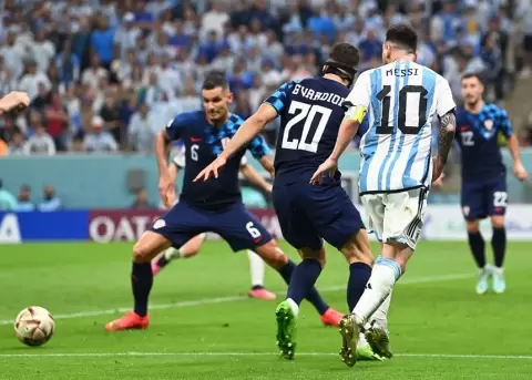Fotograf�a de archivo de Lionel Messi (d) durante un partido de la Copa Mundial de 2022.