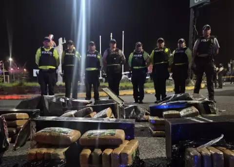Polic�as y militares mostraron parte de los 140 paquetes de marihuana decomisados durante el operativo "Cortina Verde" en la v�a Ba�os-Puyo.