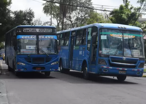 Un bus de transporte p�blico rebasa a otro en la Av. 12 de octubre, en Quito.
