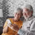 Adultos mayores usan el celular tanto como los adolescentes actualmente