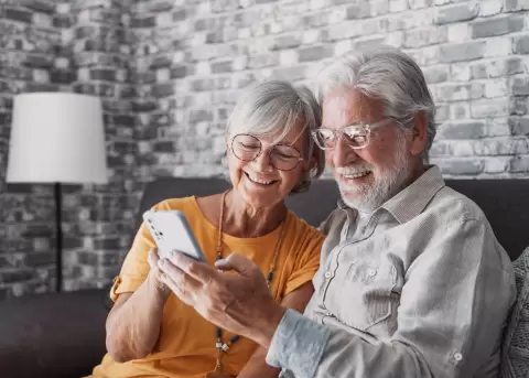 Celulares, adultos mayores, adolescentes, pantallas, hiperconexi�n, redes sociales, tecnolog�a, h�bitos digitales, salud mental, atenci�n.