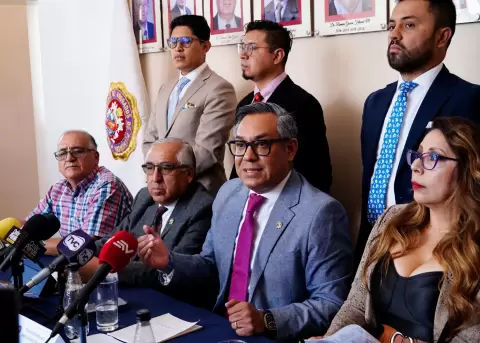 Pa�l Oca�a Merino (c), presidente de la Federaci�n Nacional de Abogados del Ecuador, junto a representantes del gremio.