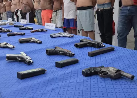 Armas decomisadas en el operativo Apolo 19, ejecutado en la zona 8 este 28 de mayo de 2026.