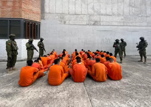 Traslado de 198 reos desde la c�rcel del Inca, en Quito, hacia la c�rcel del Turi, en Cuenca.