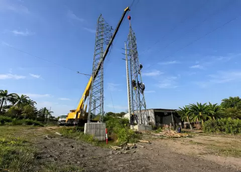 Equipos t�cnicos de la Corporaci�n Nacional de Electricidad (CNEL EP) ejecutaron trabajos simult�neos en infraestructura el�ctrica.