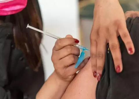 Una profesional de la salud administra una vacuna durante una jornada de inmunizaci�n.