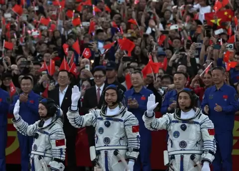 Los astronautas de la misi�n espacial Shenzhou-23 saludan durante la ceremonia de despedida en el Centro de Lanzamiento de Sat�lites de Jiuquan, China