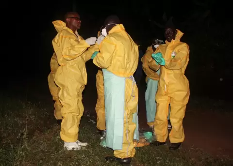 Trabajadores de salud del hospital de Bwera (Uganda) se preparan para transportar el cuerpo de una mujer que muri� de �bola.