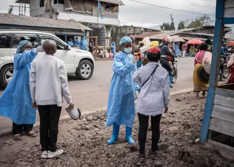 Trabajadores sanitarios examinan a un grupo de ciudadanos en Kanyaruchinya (Rep�blica Democr�tica del Congo).