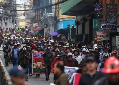 Integrantes de la Central Obrera Boliviana (COB) se manifiestan durante una protesta, en La Paz (Bolivia).