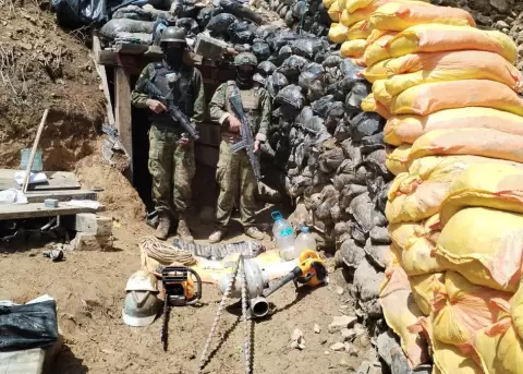 Las Fuerzas Armadas del Ecuador destruyeron infraestructura y material de miner�a ilegal en Puerramal, Tulc�n.