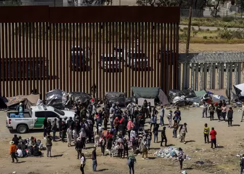 Fotograf�a general donde se observa a migrantes en un campamento junto al muro fronterizo, en Tijuana, Baja California (M�xico).