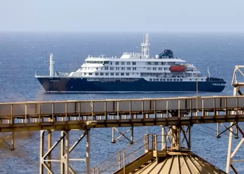 El barco MV Hondius, este lunes en la costa de la isla de Santiago, en Cabo Verde.