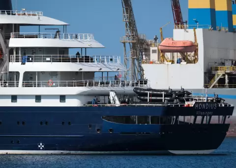 El crucero MV Hondius est� fondeado en el puerto de Granadilla de Abona (Tenerife) mientras prosigue el desembarco de sus pasajeros.