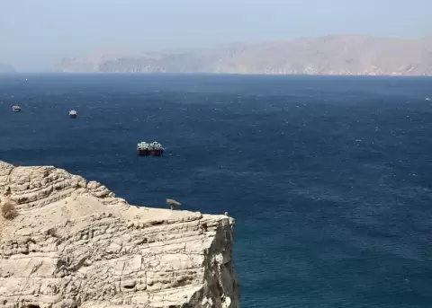 Buques en el estrecho de Ormuz vistos desde Jasab, Gobernaci�n de Musandam, Om�n, en una fotograf�a de archivo.