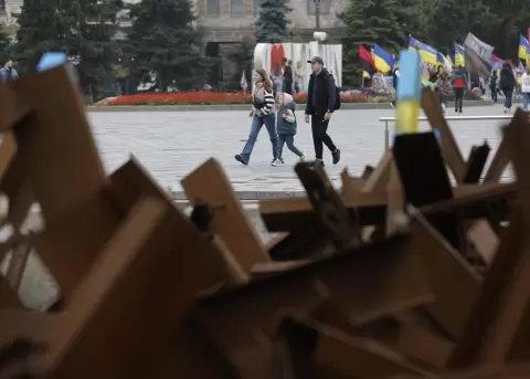 Varias personas caminan por la Plaza de la Independencia de Kiev.