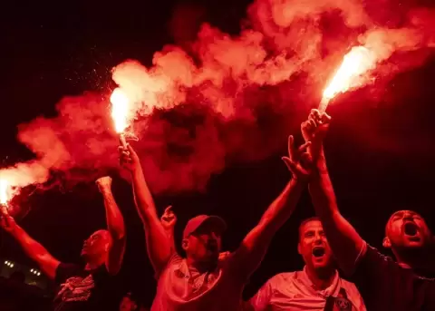 Los aficionados del Par�s Saint-Germain celebran con bengalas en la Fan Zone tras la victoria de su equipo en la final de la Liga de Campeones.