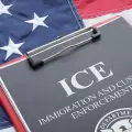 Agente de ICE que agredió a ecuatoriana fue removido de su cargo