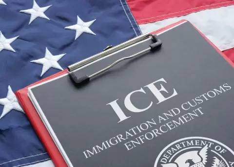 Agente de ICE que agredi� a ecuatoriana fue removido de su cargo.