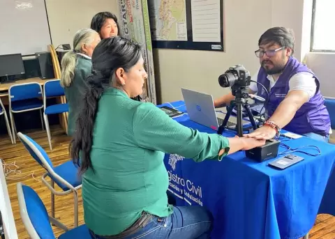Brigada m�vil del Registro Civil en una jornada de cedulaci�n en Riobamba.