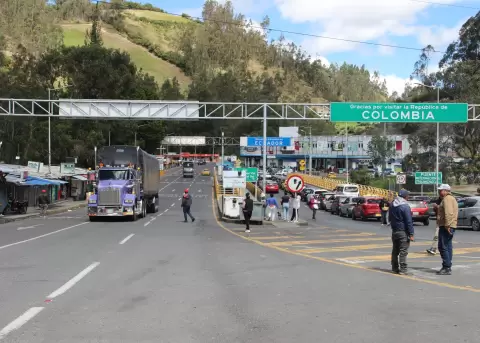 Fotograf�a que muestra camiones de carga circulando por el puente de Rumichaca en la frontera entre Colombia y Ecuador este lunes en Tulc�n (Ecuador).