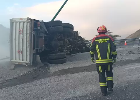 Una volqueta se impact� contra tres veh�culos en Guayllabamba.