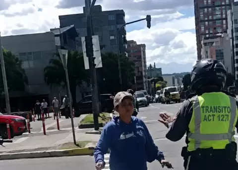 Una mujer increp� e intent� agredir a un agente de la AMT durante un operativo de control vial en el norte de Quito.
