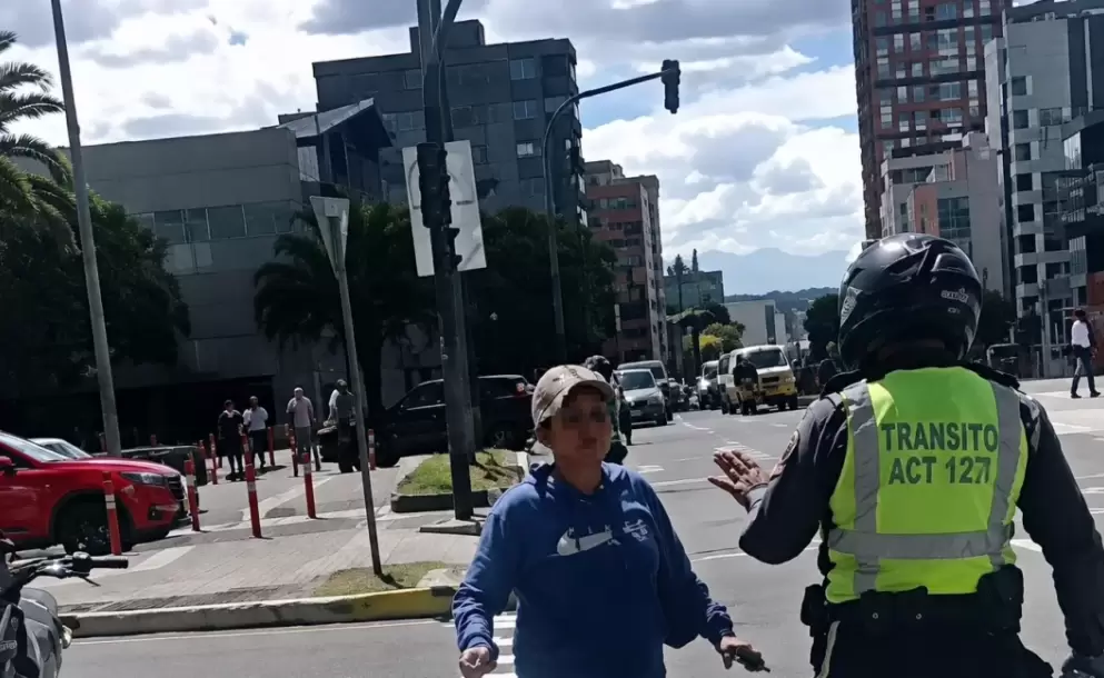 Mujer agrede a agente de tr�nsito en el norte de Quito; AMT anuncia investigaci�n tras video viral