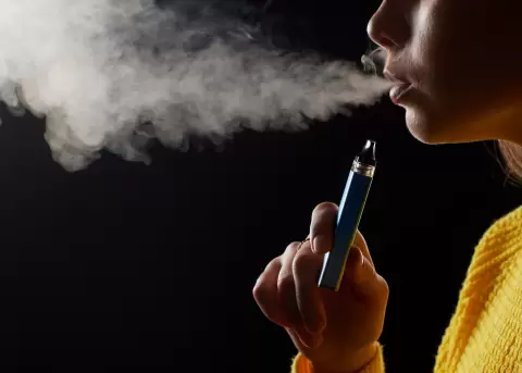 TikTok, vapeo, adolescentes, redes sociales, salud, adicci�n, menores, riesgo, nicotina, tendencias.