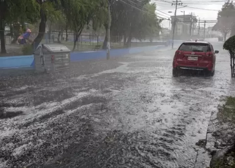 Intensa lluvia con granizo provoca acumulaci�n de agua en varios sectores de Quito
