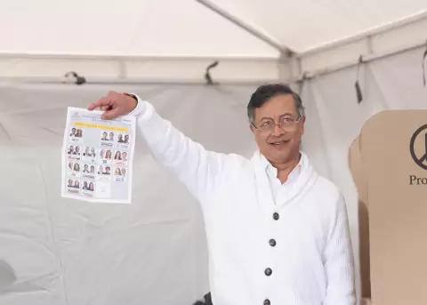Presidente Gustavo Petro ejerce su derecho al voto.