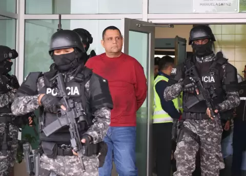 Vicko Villac�s, alcalde de Esmeraldas, en su arribo al Aeropuerto Internacional Mariscal Sucre de Quito, tras ser detenido este 03 de junio de 2026.
