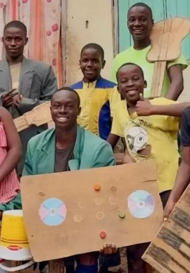 Ni�os de Uganda apoyan a la selecci�n ecuatoriana.