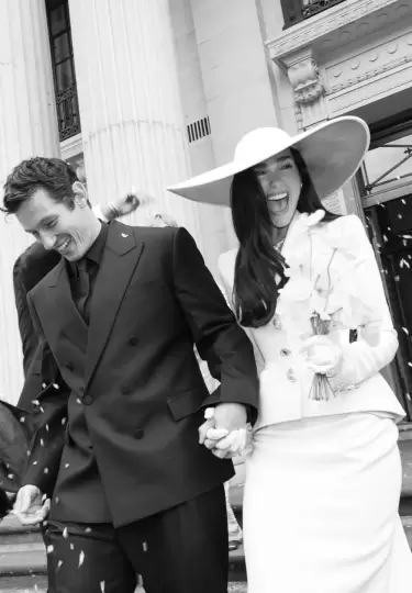 Dua Lipa comparte fotos de su boda.